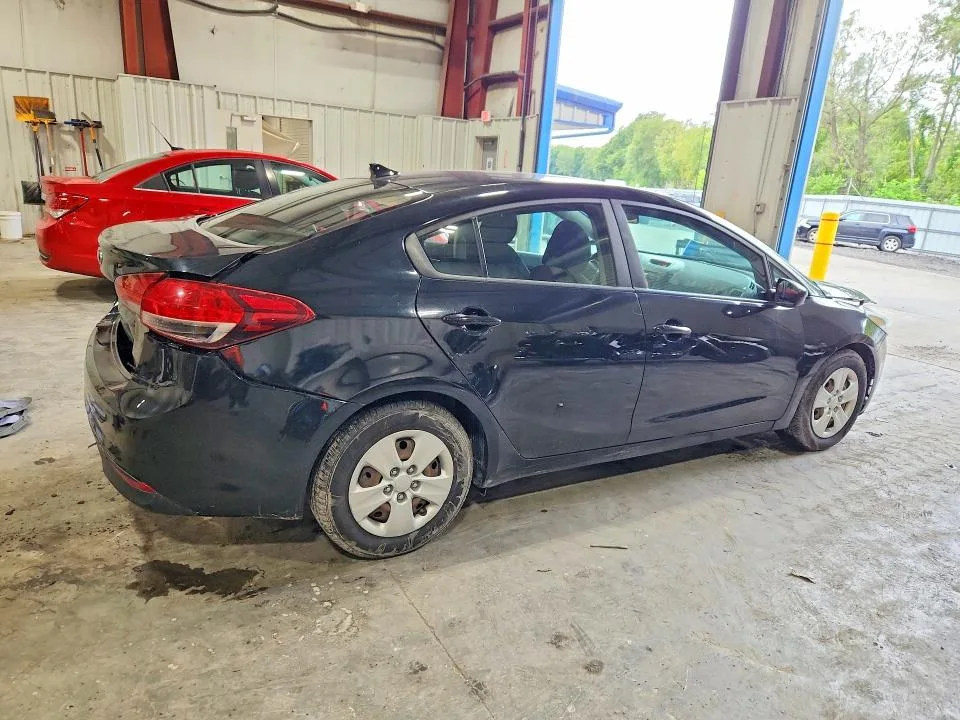 3KPFK4A76HE087929 — 2017 KIA FORTE photo 3