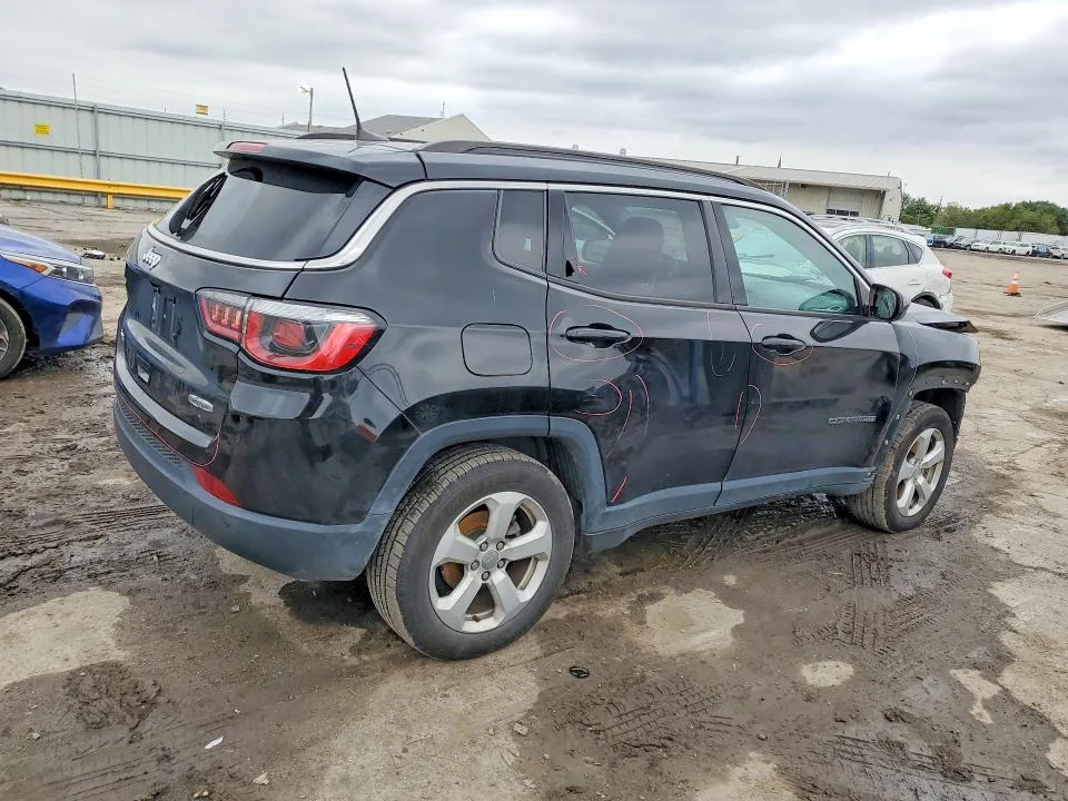 3C4NJDBB3JT115849 — 2018 JEEP COMPASS photo 3