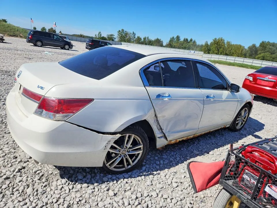 1HGCP3F86BA800520 — 2011 HONDA ACCORD photo 3