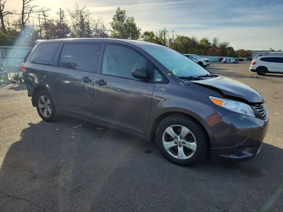 5TDZK3DC1DS362591 — 2013 TOYOTA SIENNA photo 4