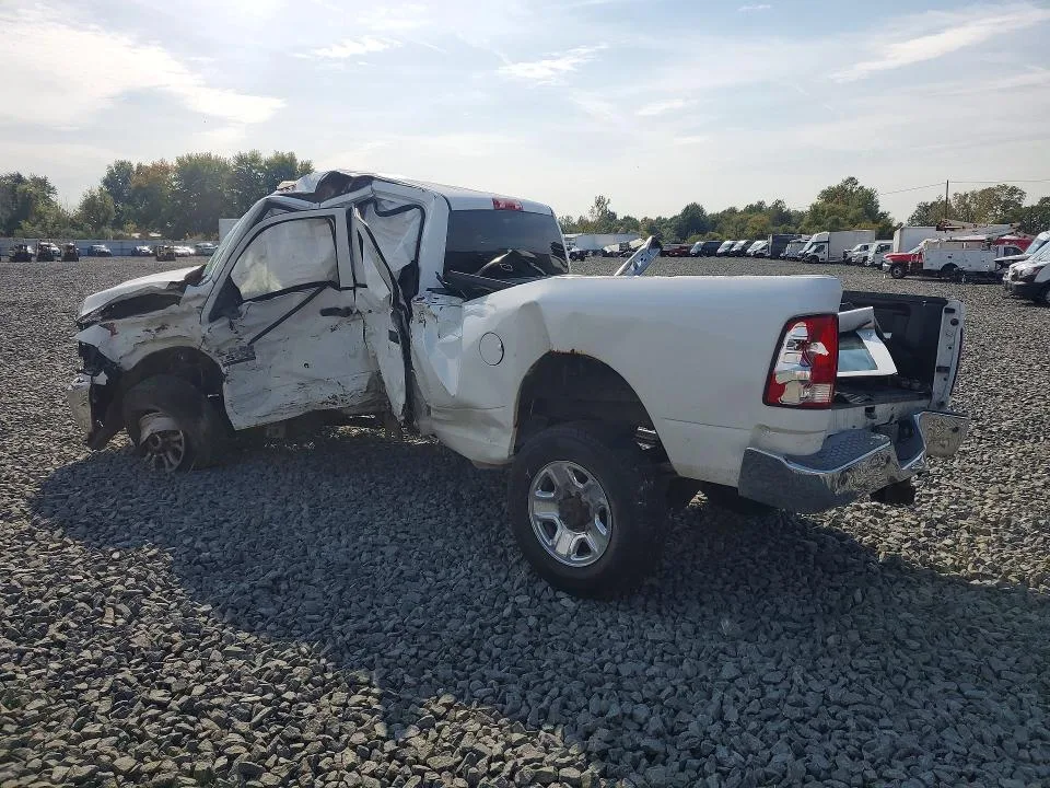 3C63R3GL6GG374338 — 2016 RAM 3500 photo 2