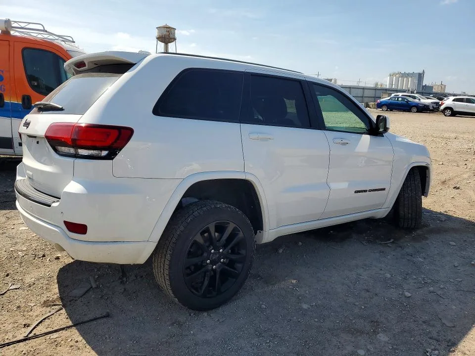 1C4RJFAG7JC332469 — 2018 JEEP GRAND CHEROKEE photo 3