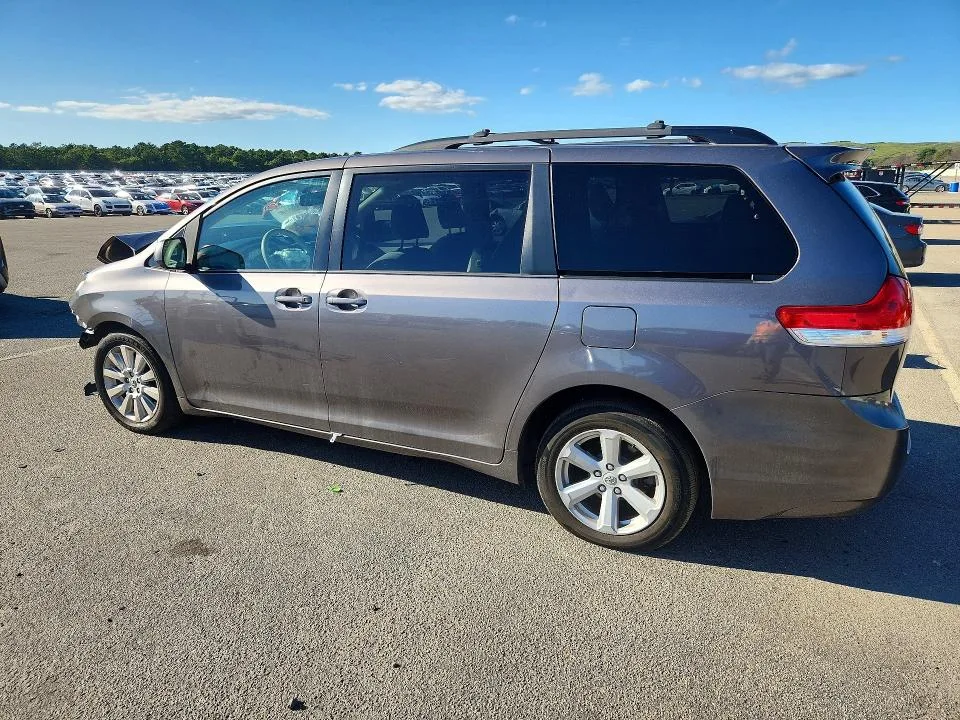 5TDJK3DC1BS018513 — 2011 TOYOTA SIENNA photo 2