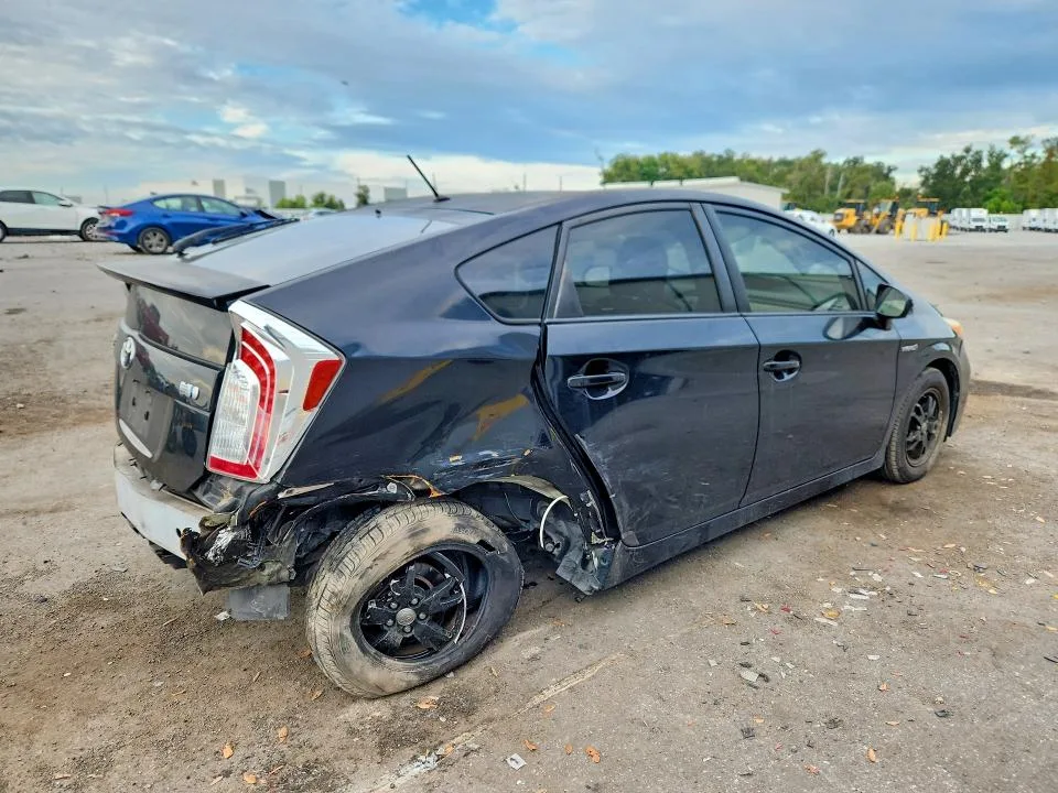JTDKN3DU3F1975975 — 2015 TOYOTA PRIUS photo 3