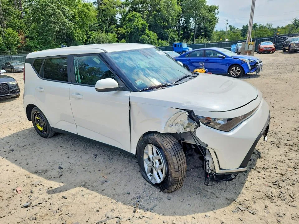 KNDJ23AU8P7867228 — 2023 KIA SOUL photo 4