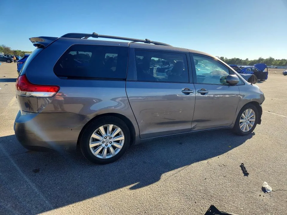 5TDJK3DC1BS018513 — 2011 TOYOTA SIENNA photo 3