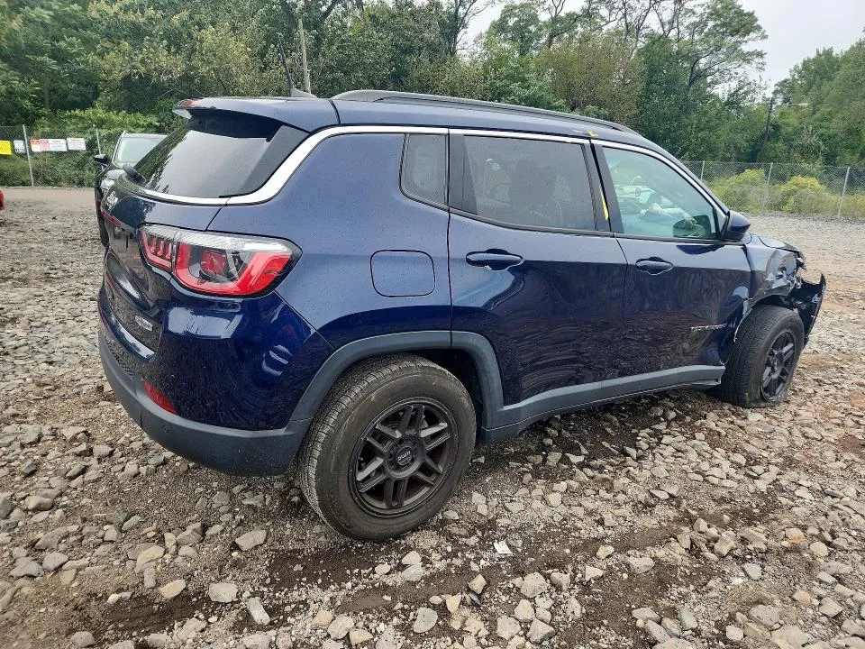 3C4NJDBB9JT138603 — 2018 JEEP COMPASS photo 3