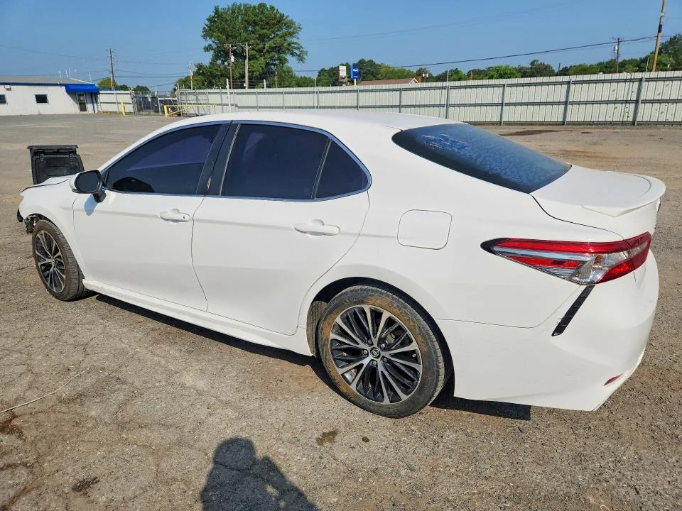 4T1B11HK7JU073938 — 2018 TOYOTA CAMRY photo 2