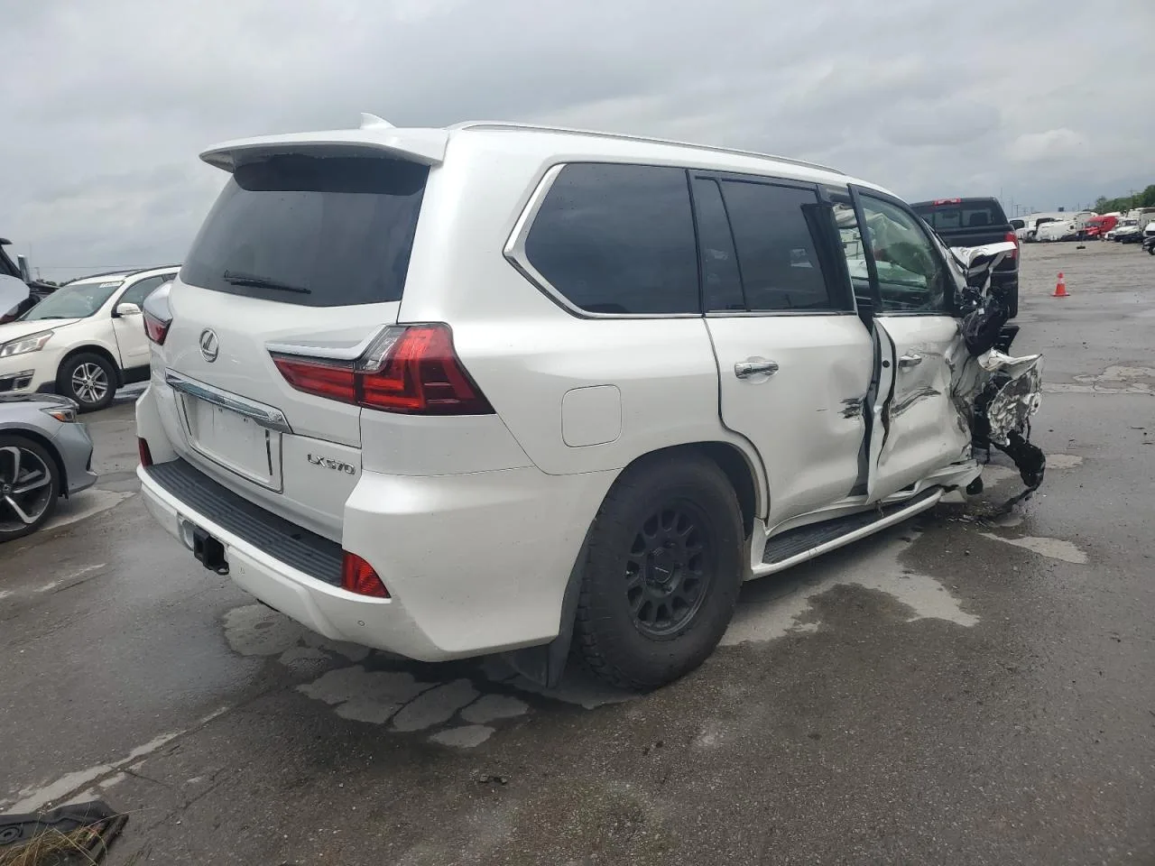 JTJDY7AX8L4316755 — 2020 LEXUS LX photo 4