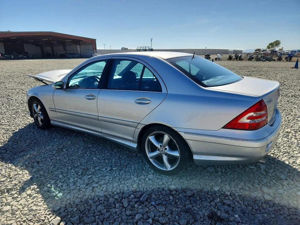 WDBRF40J55F600523 — 2005 MERCEDES-BENZ C photo 2