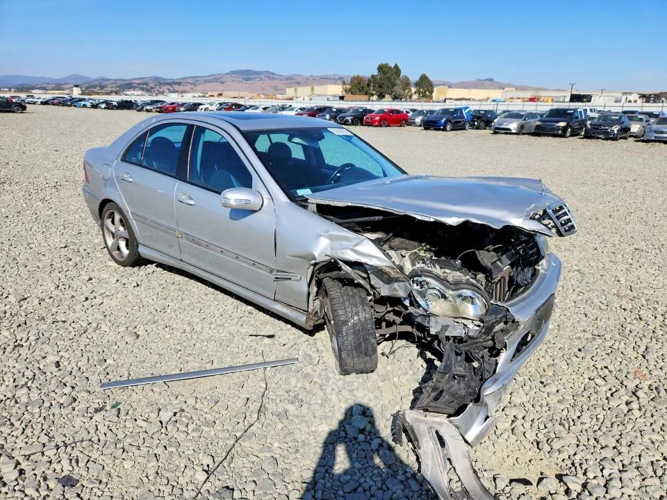 WDBRF40J55F600523 — 2005 MERCEDES-BENZ C photo 4