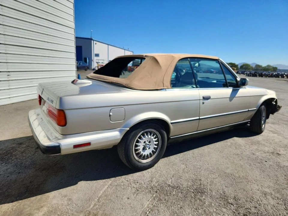 WBABB230XH8855020 — 1987 BMW 325 photo 3