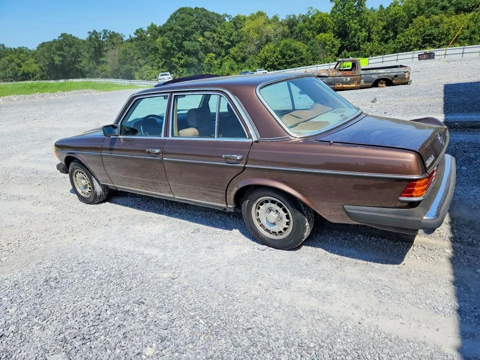 WDBAB33CXFA272238 — 1985 MERCEDES-BENZ 300 photo 2