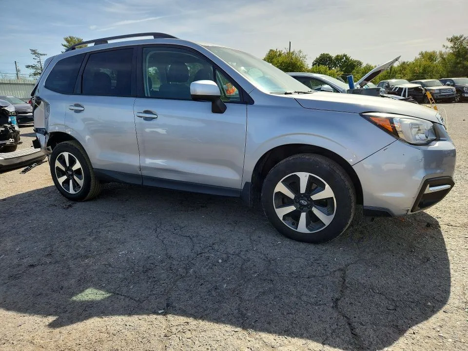 JF2SJAGC3JH548848 — 2018 SUBARU FORESTER photo 4