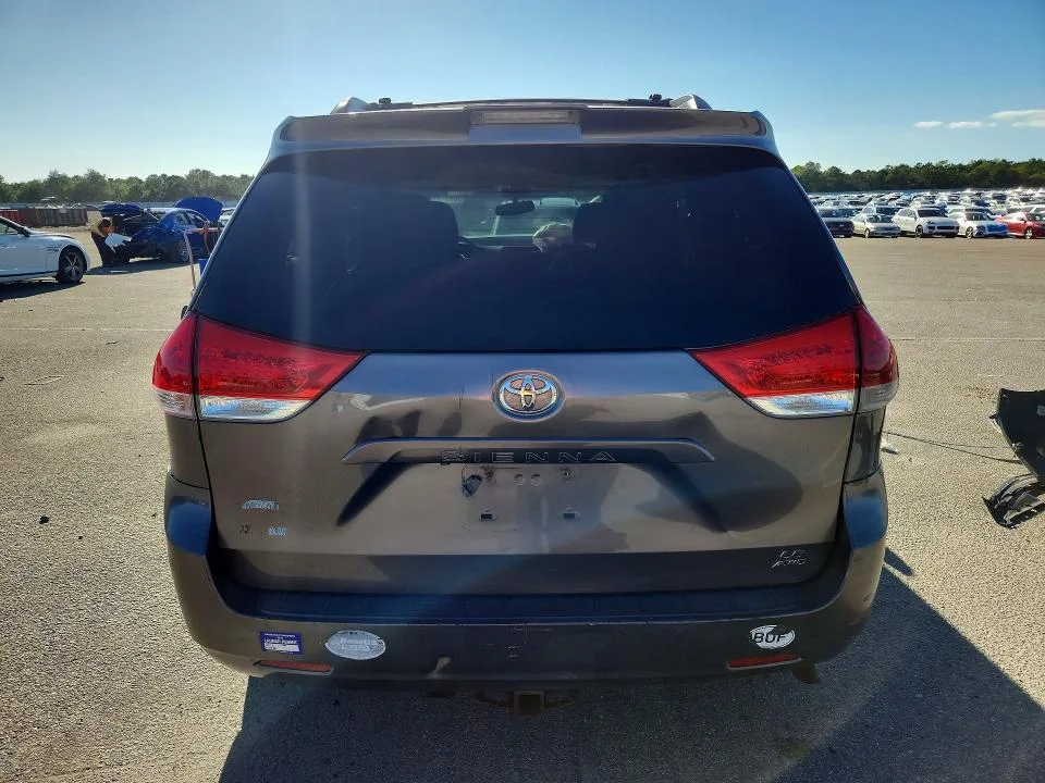 5TDJK3DC1BS018513 — 2011 TOYOTA SIENNA photo 6