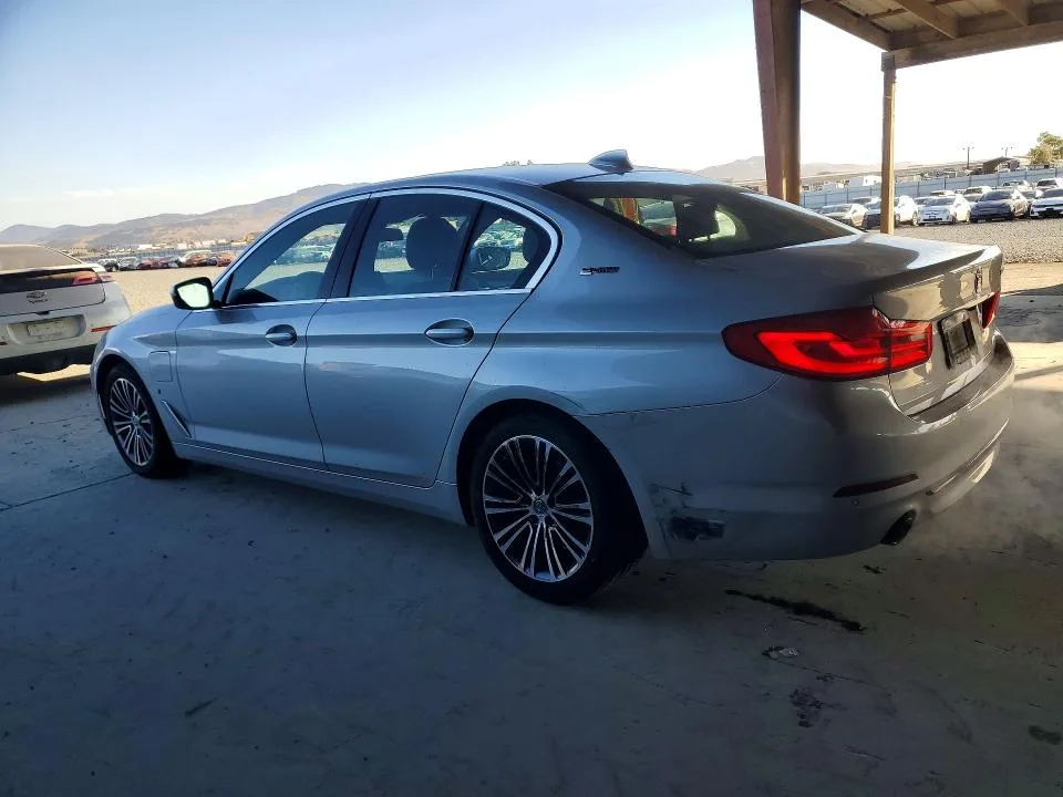 WBAJA9C57KB393660 — 2019 BMW 530E photo 2