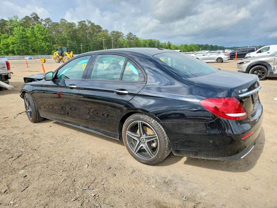 WDDZF4JB1JA339302 — 2018 MERCEDES-BENZ E photo 2