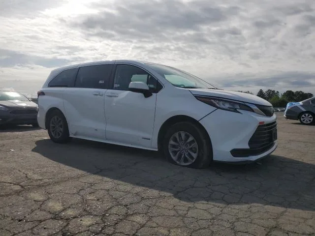 5TDKRKEC6MS043743 — 2021 TOYOTA SIENNA LE photo 4