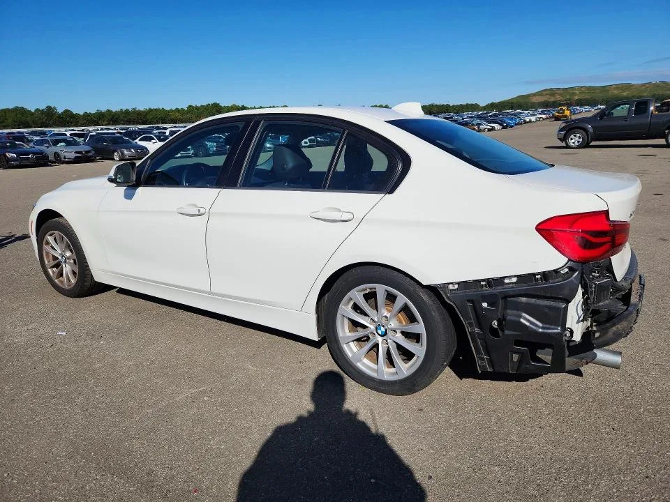 WBA8E5G53JNV03008 — 2018 BMW 320 photo 2