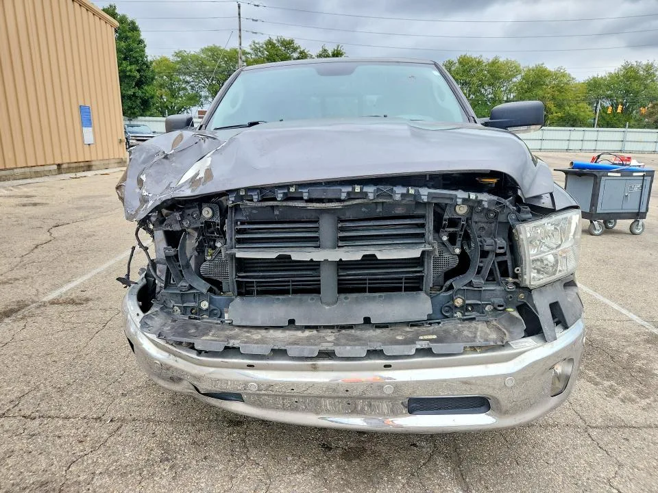 1C6RR7TM4JS267594 — 2018 RAM 1500 photo 5