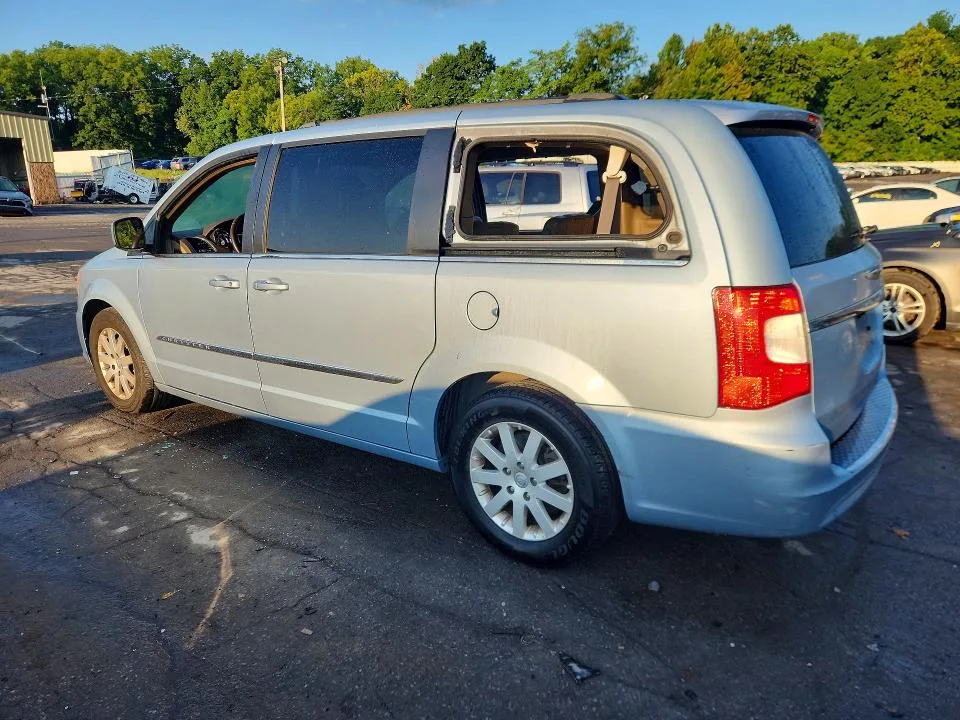 2C4RC1BG6DR564889 — 2013 CHRYSLER TOWN & COUNTRY photo 2