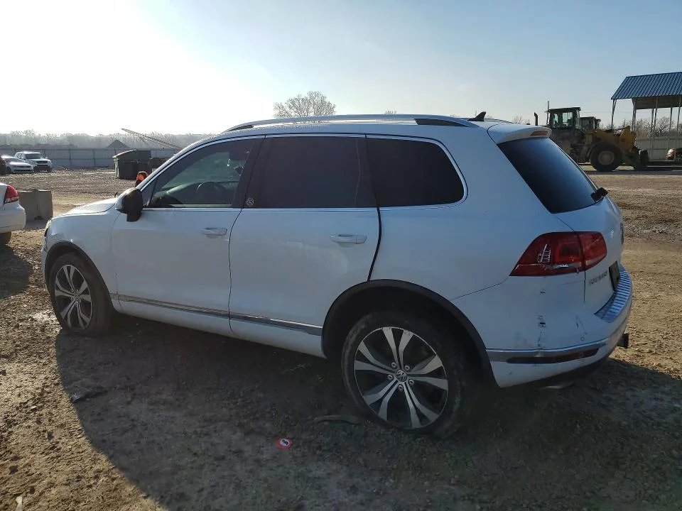 WVGRF7BPXHD004534 — 2017 VOLKSWAGEN TOUAREG photo 2