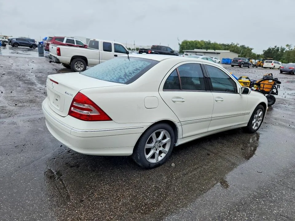 WDBRF92H57F876131 — 2007 MERCEDES-BENZ C photo 3