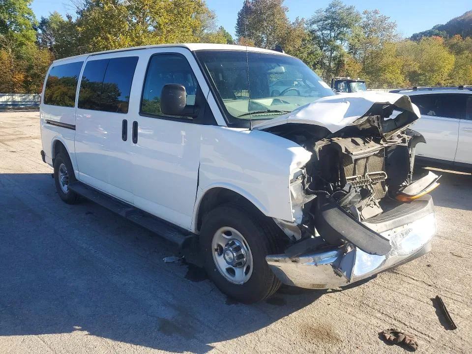 1GAZGMFG7J1261628 — 2018 CHEVROLET EXPRESS G3500 photo 4