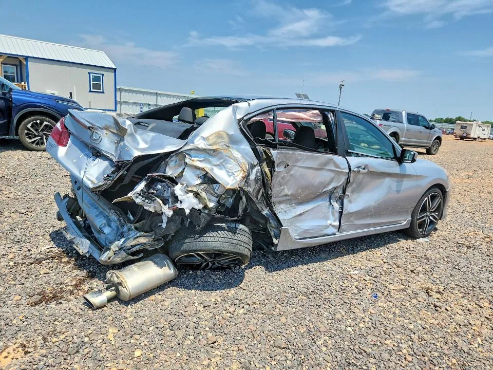 1HGCR2F5XHA158628 — 2017 HONDA ACCORD photo 3