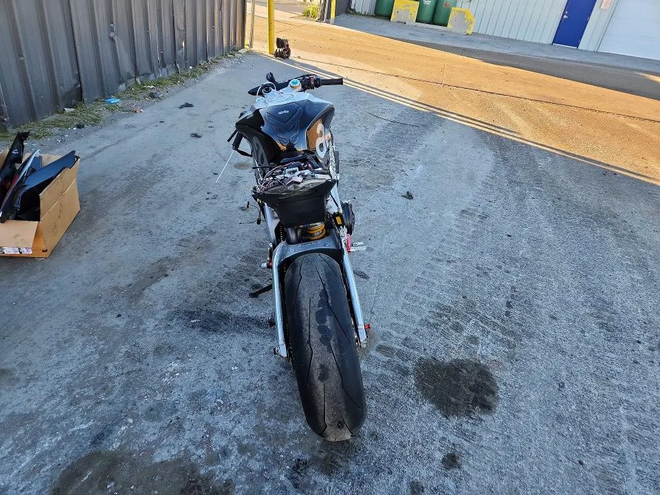 ZD4RKUB04GS000785 — 2016 APRILIA RSV4 photo 4
