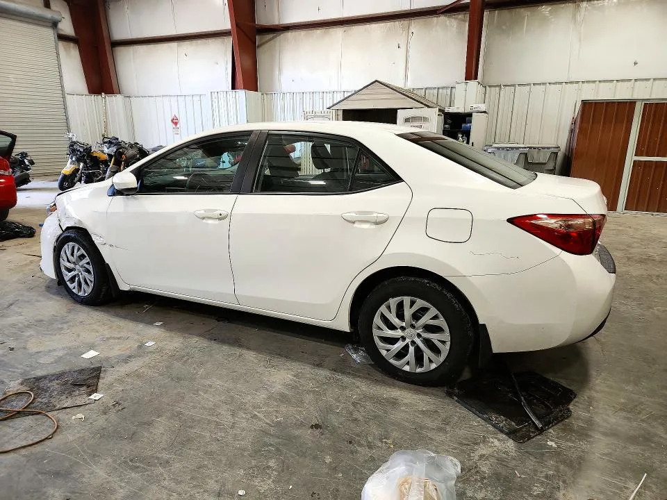 2T1BURHE1JC021268 — 2018 TOYOTA COROLLA photo 2