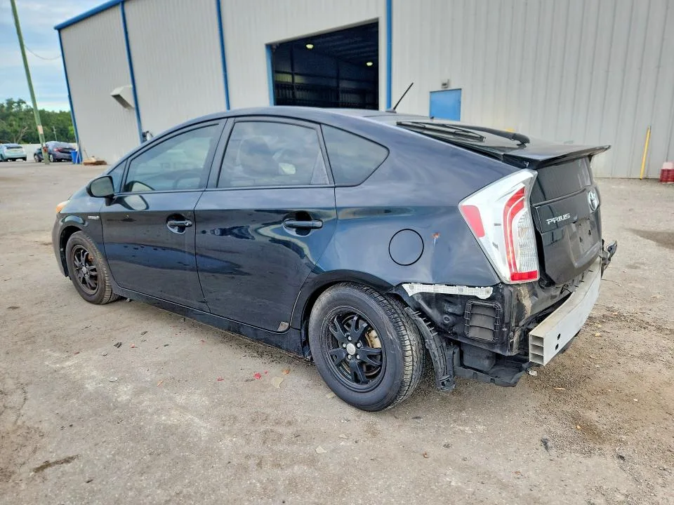 JTDKN3DU3F1975975 — 2015 TOYOTA PRIUS photo 2
