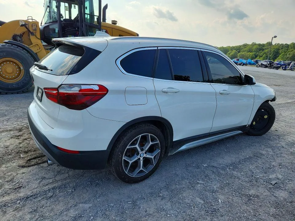 WBXHT3C3XJ5K20528 — 2018 BMW X1 photo 3