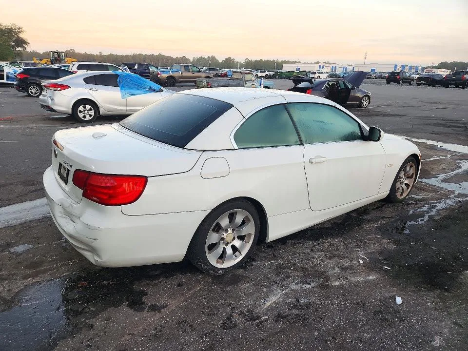 WBADW3C56BE539945 — 2011 BMW 328 photo 3