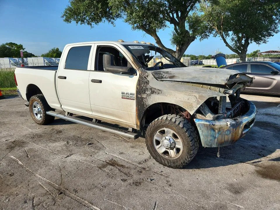 3C6UR5CJ9GG161811 — 2016 RAM 2500 photo 4