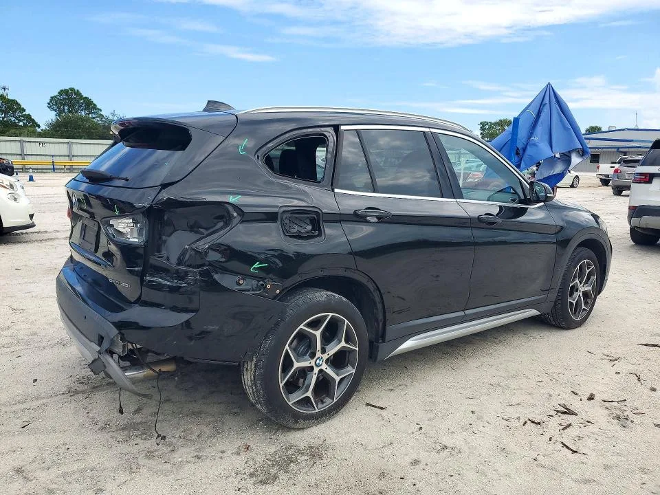 WBXHU7C56K5N49783 — 2019 BMW X1 photo 3