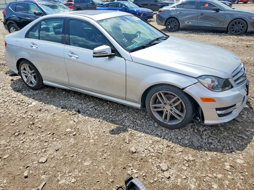 WDDGF8BB0CF912516 — 2012 MERCEDES-BENZ C photo 4
