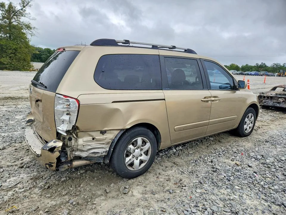 KNDMB233386246725 — 2008 KIA SEDONA photo 3
