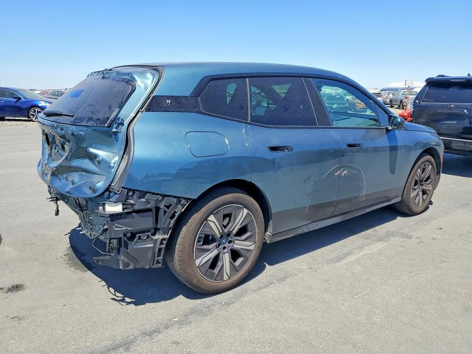 WB523CF04SCT07743 — 2025 BMW IX photo 3