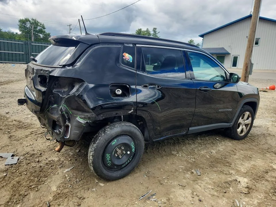 3C4NJDBB3JT107640 — 2018 JEEP COMPASS photo 3