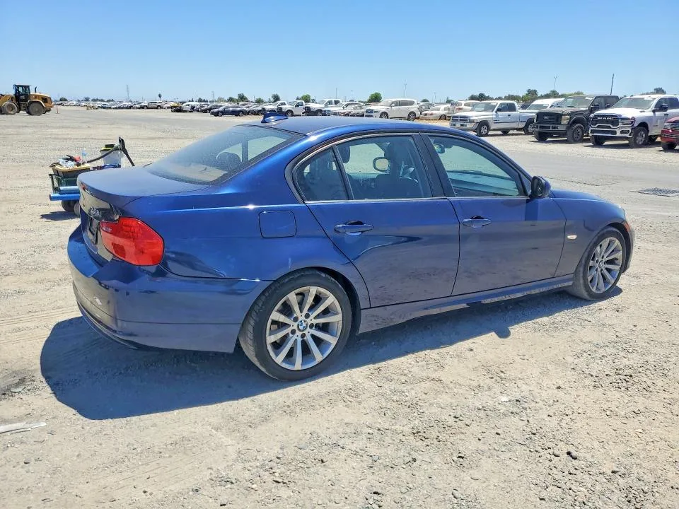 WBAPH5C57BA443798 — 2011 BMW 328 photo 3