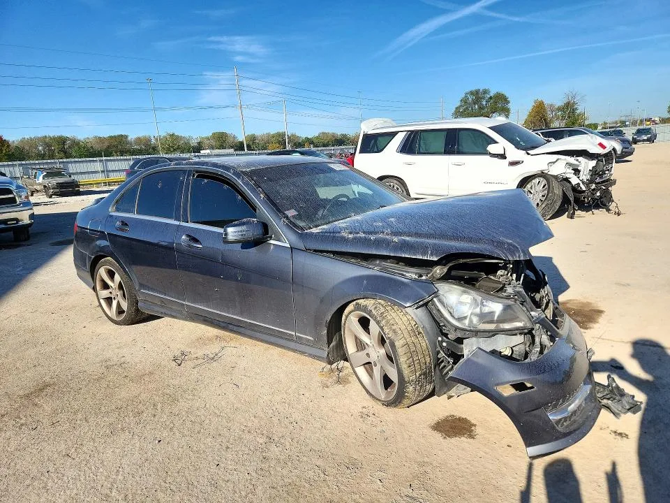 WDDGF4HB1EA964351 — 2014 MERCEDES-BENZ C photo 4