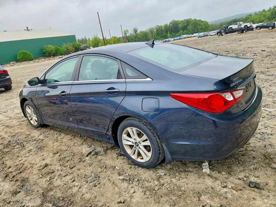 5NPEB4AC2BH175677 — 2011 HYUNDAI SONATA photo 2