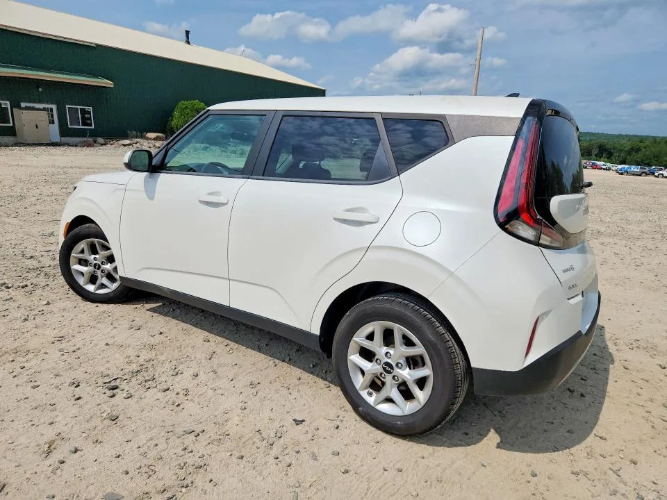 KNDJ23AU8P7867228 — 2023 KIA SOUL photo 2