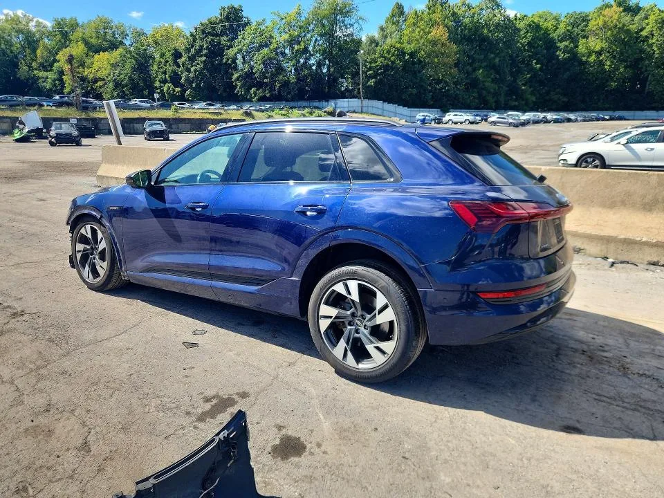 WA1AAAGE1NB033717 — 2022 AUDI E-TRON photo 2