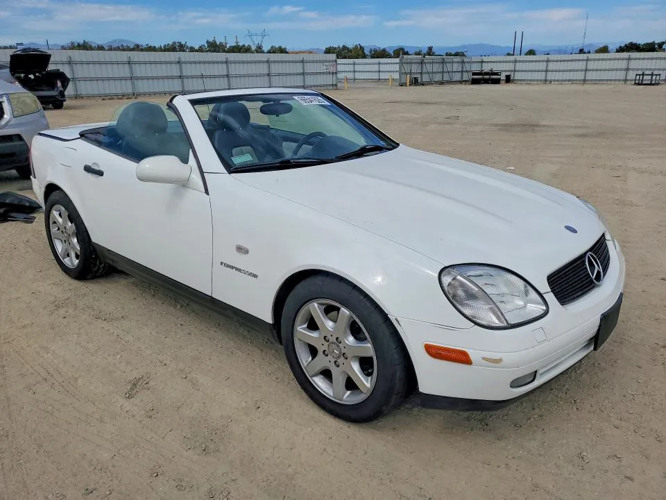 WDBKK47FXWF021401 — 1998 MERCEDES-BENZ SLK photo 4