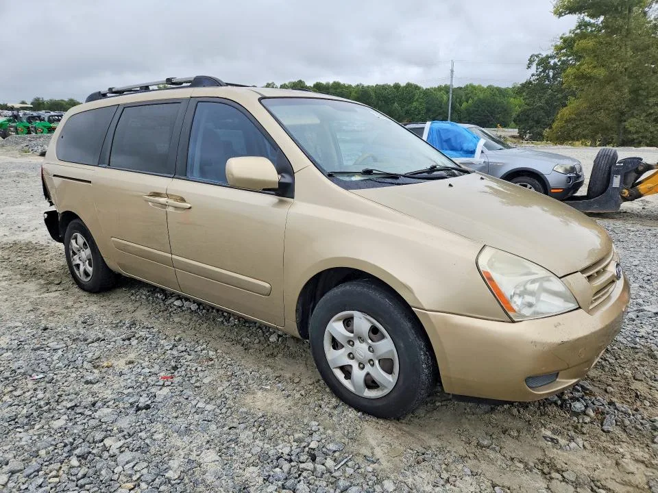 KNDMB233386246725 — 2008 KIA SEDONA photo 4