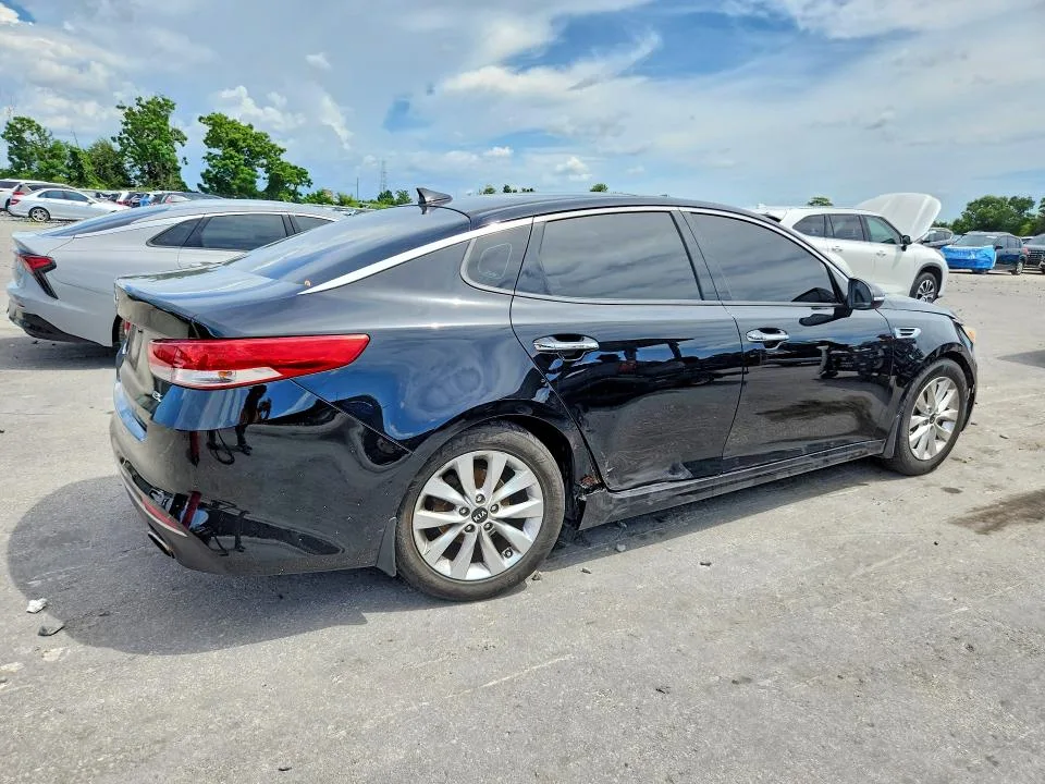 5XXGU4L38JG238260 — 2018 KIA OPTIMA photo 3