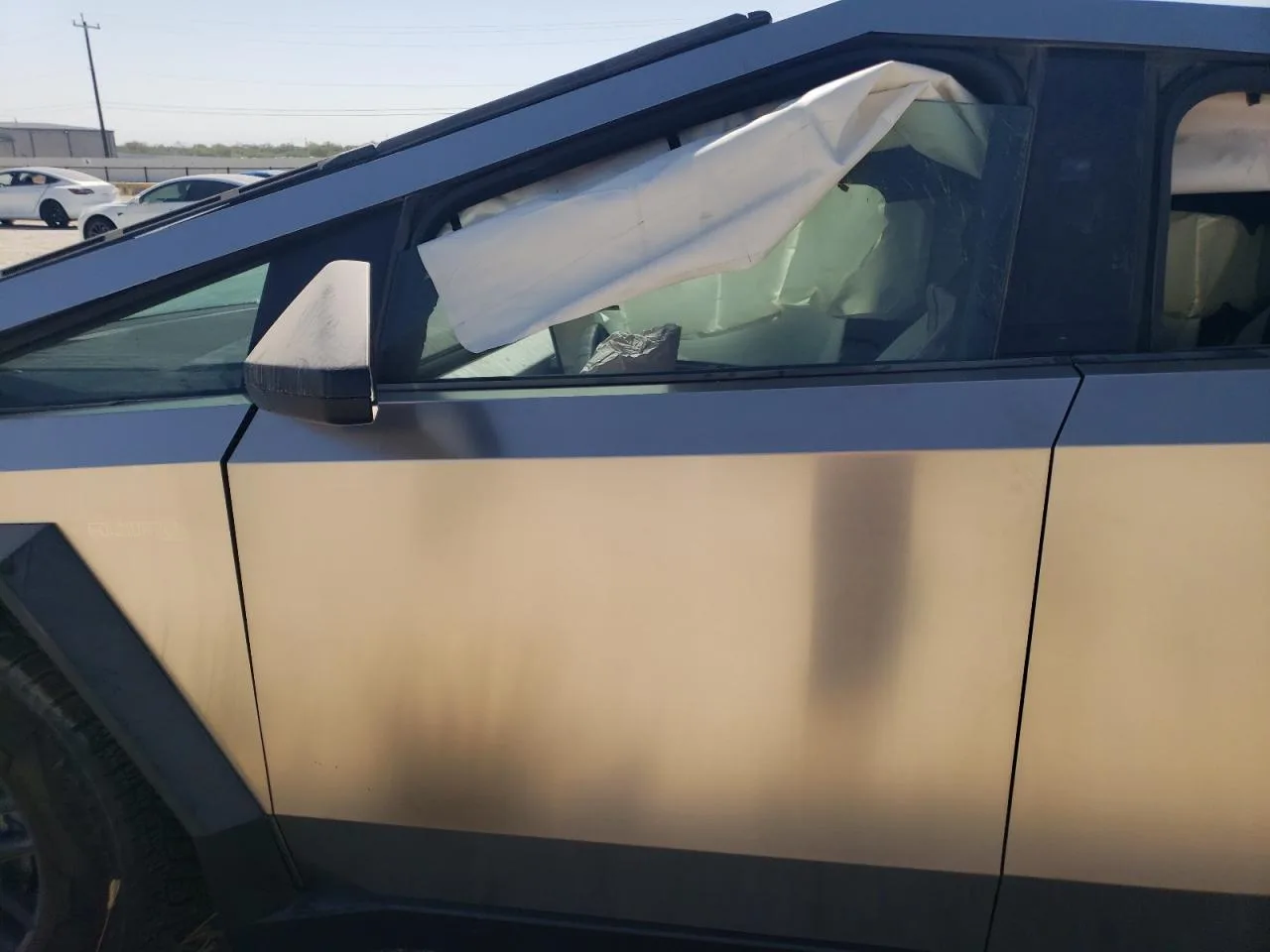 7G2CEHED7RA011806 — 2024 TESLA Cybertruck photo 3