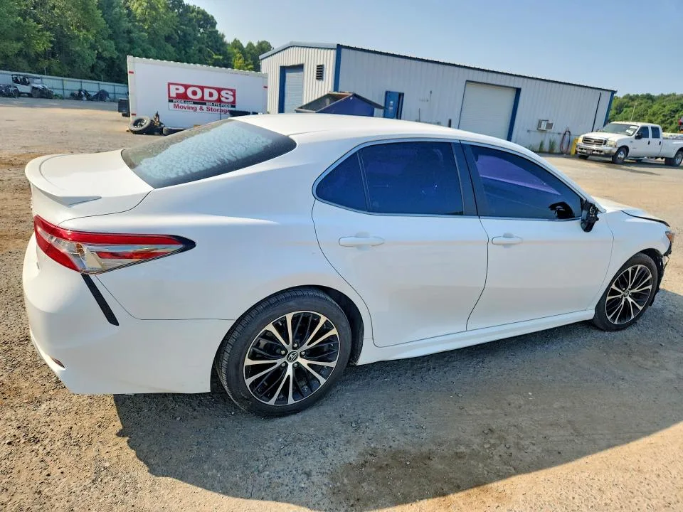 4T1B11HK7JU073938 — 2018 TOYOTA CAMRY photo 3